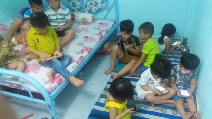 tác hại khi trẻ xem điện thoại, trẻ biếng ăn, trẻ xem điện thoại nhiều mù mắt